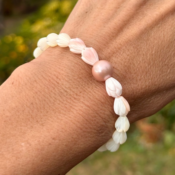 B20. Gorgeous Queen conch shells Mother of Pearl Pikake & Edison pearl Bracelet - Picture 4 of 10